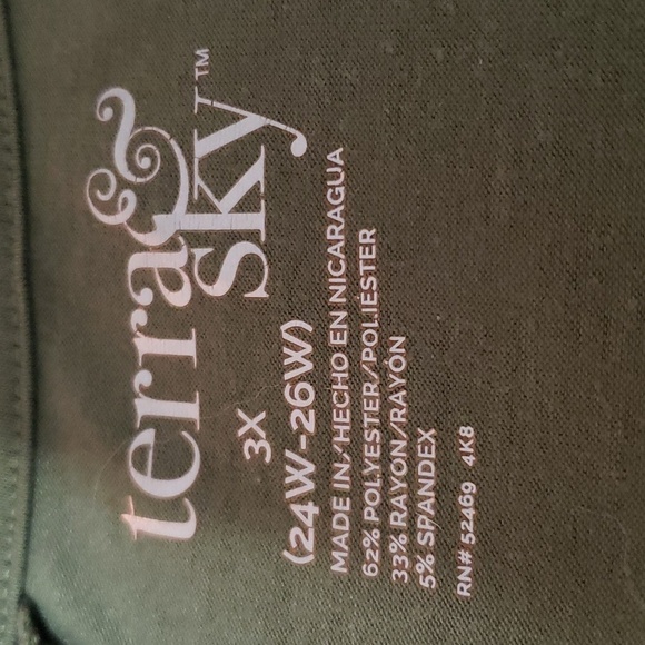 Bobbie Brooks & Terra & Sky Tank Tops.  Both are Size 3X and in EUC. - Picture 12 of 12